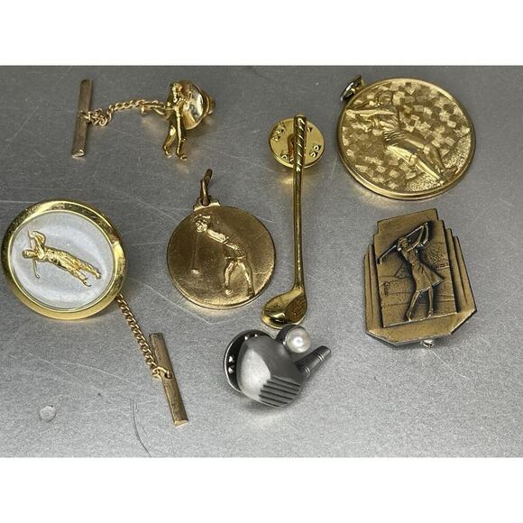 Lot of 9 Vintage Golf Club Pinback Pins Brooches Tie Clip Tac Gold-Tone - Picture 1 of 9